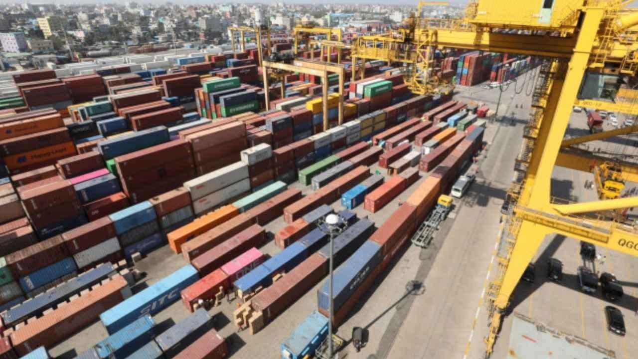 হঠাৎ বাড়ল অফডকের ফুয়েল সারচার্জ, ব্যবসায়ীদের ক্ষোভ