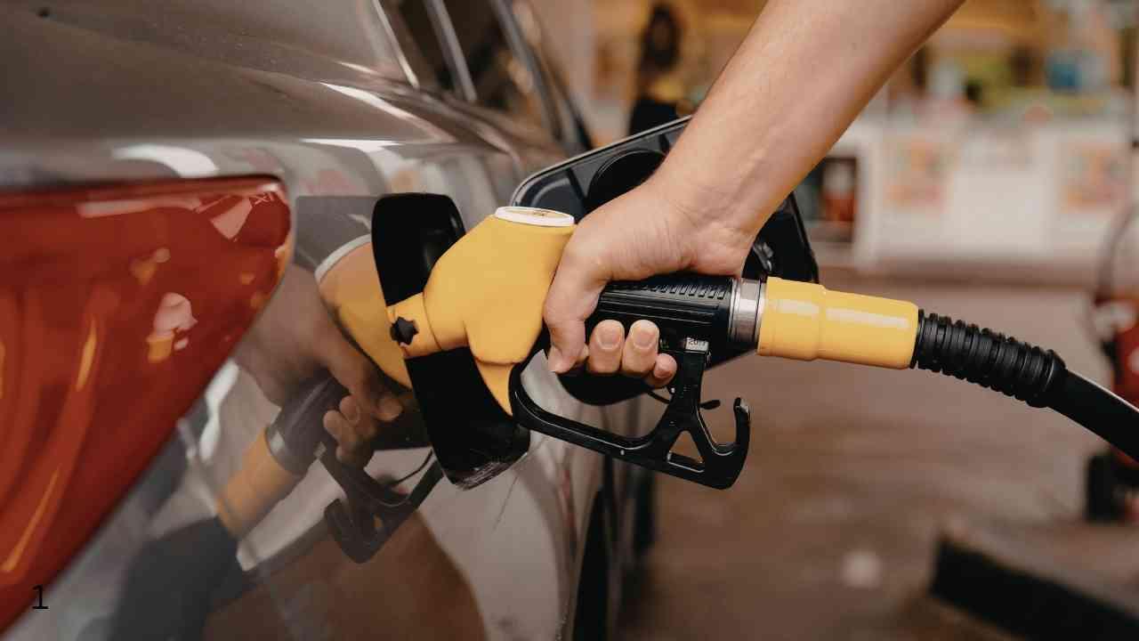 খুলছে হরমুজ প্রণালি: বিশ্ববাজারে তেলের দামে বড় পতন