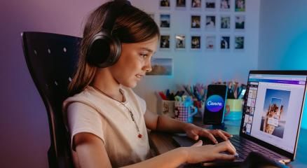 ফ্রিল্যান্সিং শিখে আয় করা যায়ঃ ছবি- Canva